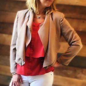 Cropped beige jacket with inside dotted pattern